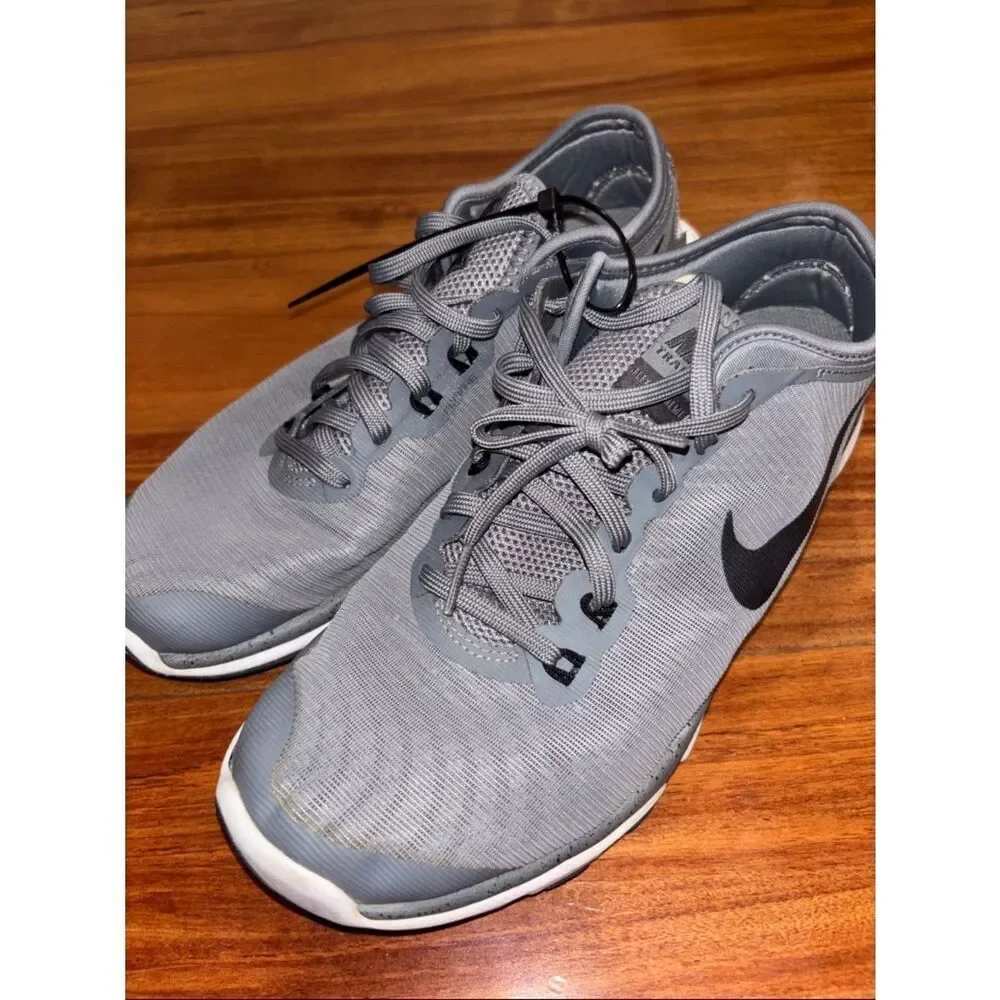 Nike women’s Light Gray Athletic Running Shoes 8.5